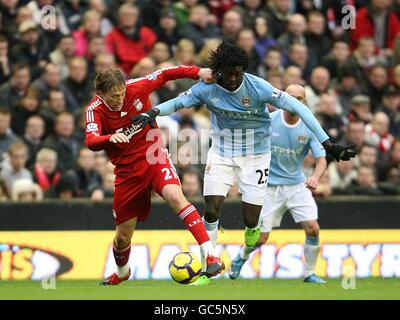 Emmanuel Adebayor von Manchester City (rechts) und Leiva Lucas von Liverpool (links) Kampf um den Ball Stockfoto