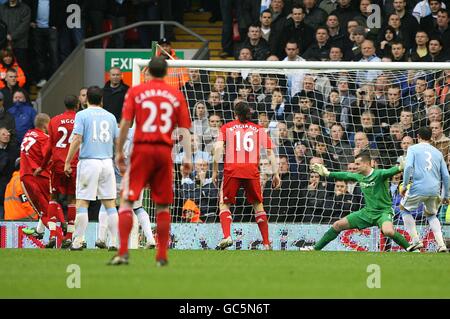 Fußball - Barclays Premier League - Liverpool - Manchester City - Anfield. Liverpools Martin Skrtel (ganz links) erzielt das erste Tor seiner Seite Stockfoto