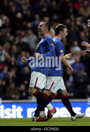 Kris Boyd der Rangers feiert das erste Tor des Spiels seiner Seite während des Spiels der Clydesdale Bank Scottish Premier League im Ibrox, Glasgow. Stockfoto