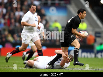 Rugby Union - Investec Challenge Series 2009 - England / Neuseeland - Twickenham. Der Neuseeländer Dan Carter wird vom englischen Dylan Hartley während des Investec Challenge Series 2009-Spiels in Twickenham, London, angegangen. Stockfoto