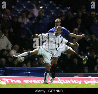 Steven Whittaker (Rückseite) der Rangers und Garry Hay von Kilmarnock kämpfen während des Spiels der Clydesdale Bank Scottish Premier League beim Ibrox, Glasgow, um den Ball. Stockfoto