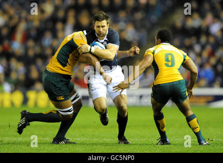 Der schottische Simon Danieli wird vom australischen Wycliff Palu und will Genia während des Herbsttestmatches der Bank of Scotland Corporate 2009 in Murrayfield, Edinburgh, angegangen. Stockfoto