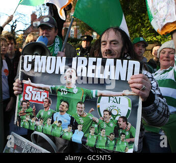 Fans der Republik Irland protestieren vor der französischen Botschaft in Dublin über das umstrittene WM-Qualifikationsspiel zwischen den beiden Ländern am Mittwochabend. Stockfoto