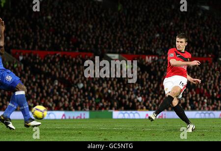 Fußball - Barclays Premier League - Manchester United / Everton - Old Trafford. Michael Carrick von Manchester United erzielt das zweite Tor seines Spielers Stockfoto