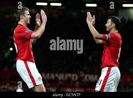 Michael Carrick von Manchester United (links) feiert mit Teamkollege Ryan Giggs nach Scoring seiner Seite das zweite Tor des Spiels Stockfoto