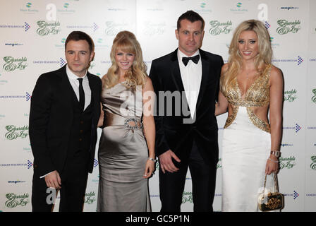 Shane Filan aus Westlife (links) und seine Frau Gillian Walsh und Torhüter Shay Given und seine Frau Jane kommen für die Emeralds und Ivy Ball - in Aid of Cancer Research UK - bei Battersea Evolution in Süd-London an. Stockfoto