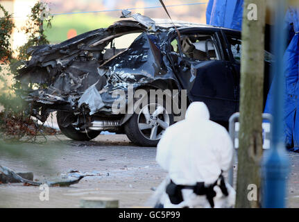 Forensische Polizeibeamte untersuchen das Gebiet, in dem eine Autobombe teilweise vor dem Hauptquartier des nordirischen Polizeipräsidums in Belfast explodierte. Stockfoto