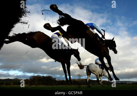 Wizards Dust von Brian Toomey (hinten rechts) führt das Feld auf dem Weg zum Sieg in der TurfTV Handicap Chase auf der Ludlow Racecourse. Stockfoto