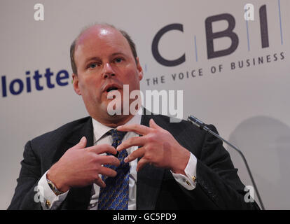 Stephen Hester, Chief Executive der Royal Bank of Scotland, spricht während der CBI-Jahreskonferenz in London mit Gästen. Stockfoto