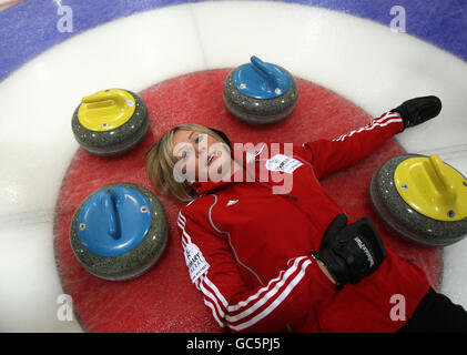 Überspringen Sie Eve Muirhead von der britischen Curling Winter Olympic Trainingseinheit während eines Medientages im Peak Ice Center, Stirling Sports Village, Aberdeen. Stockfoto