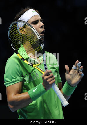 Der Spanier Rafael Nadal reagiert in seinem Spiel gegen den Schweden Robin Söderling beim Barclays ATP World Tennis Tour Finale in der O2 Arena, London. Stockfoto