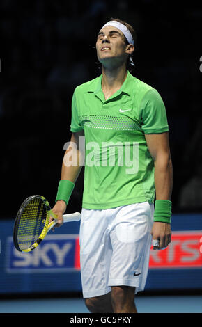 Der Spanier Rafael Nadal reagiert in seinem Spiel gegen den Schweden Robin Söderling beim Barclays ATP World Tennis Tour Finale in der O2 Arena, London. Stockfoto