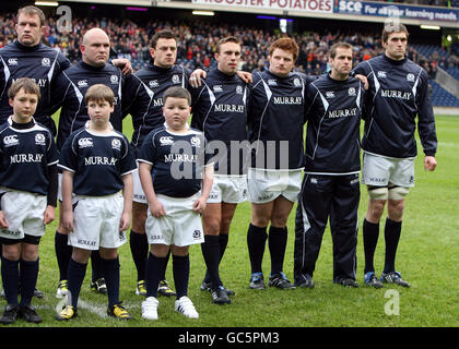 Die Maskottchen stehen während des vor den Spielern National Anthems Stockfoto