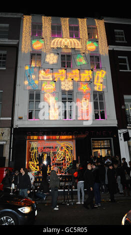 Stella McCartney schaltet Weihnachtsbeleuchtung ein - London. The Christmas Lights im Stella McCartney Store in London. Stockfoto