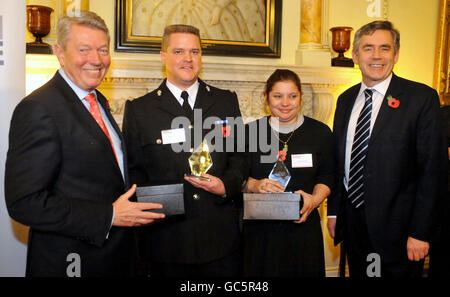 Innenminister Alan Johnson (links) und Premierminister Gordon Brown (rechts) gratulieren den Gewinnern PC Tudor Roberts und Cherie Tinenti bei einem Empfang der Community Crime Fighters Awards in der Downing Street 10 in London. Stockfoto