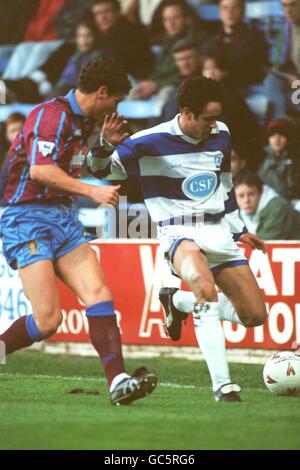 FUSSBALL. L-R: NEIL COX, ASTON VILLA. MICHAEL MEAKER, QPR. Stockfoto