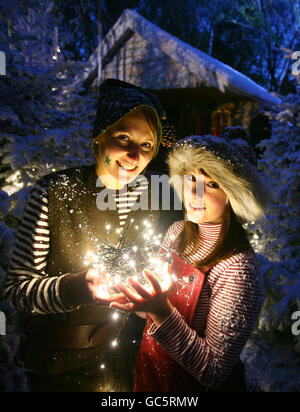 Alice Pashley (links) und Tamsyn Sear, als Santa Elves, in Lappland, Großbritannien, in der Nähe von Tunbridge Wells, Kent, eine Theaterproduktion, die versucht, die arktische Heimat des Weihnachtsmannes neu zu erschaffen. Stockfoto