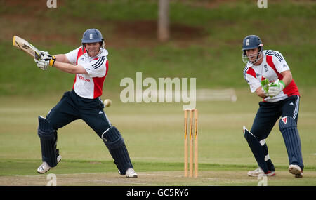 England Kapitän Andrew Strauss hält Wicket als Eoin Morgan Fledermäuse während einer Netze Praxis Sitzung an der University of Free State, Bloemfontein, Südafrika. Stockfoto