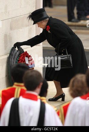 Königin Elizabeth II. Legt im Rahmen des jährlichen Gedenksonntags einen Kranz im Cenotaph in Whitehall, Westminster, London, zum Gedenken an die Kriegstoten Großbritanniens ab. Stockfoto