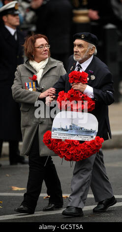 Ein Veteran nimmt an der Parade der Veteranen während des jährlichen Gedenksonntagsgottesdienstes im Cenotaph in Whitehall in Westminster, London, Teil. Stockfoto