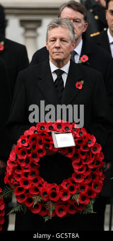 Der erste Minister von Nordirland und DUP-Führer Peter Robinson bereitet sich darauf vor, einen Kranz während des jährlichen Gedenksonntagsgottesdienstes im Cenotaph in Whitehall in Westminster, London, zu legen. Stockfoto