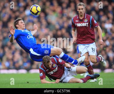 Fußball - Barclays Premier League - West Ham United / Everton - Upton Park. Jonathan Spector von West Ham United (Mitte) und Fouls Dan Gosling von Everton (links). Stockfoto