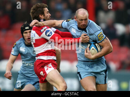 Rugby Union - LV Cup - Gloucester / Cardiff Blues - Kingsholm. Gareth Thomas von Cardiff Blues übergibt das Tackle von Nicky Robinson aus Gloucester während des LV Cup-Spiels im Kingsholm Stadium, Gloucester. Stockfoto