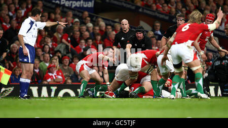 Wales Scrum Half Gareth Cooper (Mitte) Punkte ebenso wie Andy Powell (nr. 6) und Referree Criag Joubert (links) während des Spiels der Invesco Perpetual Series im Millennium Stadium, Cardiff. Stockfoto