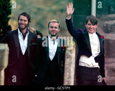 Mark Owen (rechts) mit seinem Mitstreiter Take, dass die Mitglieder Howard Donald und Gary Barlow (Mitte) in der Pfarrkirche von Cawdor in Cawdor, Nairn, ankommen, wo Owen Emma Ferguson zu einem Gottesdienst heiratete. Stockfoto