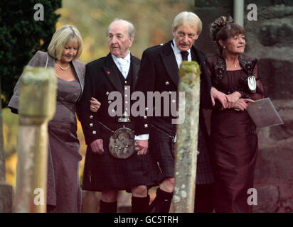 Gäste (Namen nicht bekannt) kommen zur Hochzeitsfeier von Mark Owen und Emma Ferguson in der Pfarrkirche von Cawdor in Cawdor, Nairn. Stockfoto