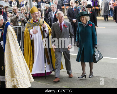 Der Prinz von Wales und die Herzogin von Cornwall kommen zu einem Gedenkgottesdienst in der Christ Church Cathedral in Victoria, Kanada, wo sie eine Gedenktafel enthüllten, um zwei neue Buntglasfenster an der Kirche zu widmen. Stockfoto