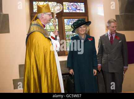 Der Prinz von Wales und die Herzogin von Cornwall sprechen mit dem Bischof von British Columbia, Rev. James Cowan, während sie an einem Gedenkgottesdienst teilnehmen und eine Gedenktafel enthüllen, um zwei neue Buntglasfenster in der Christ Church Cathedral, Victoria, British Columbia, zu widmen. Stockfoto