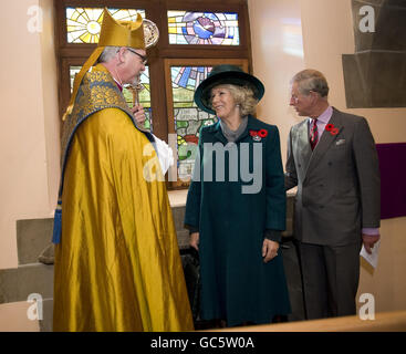 Der Prinz von Wales und die Herzogin von Cornwall sprechen mit dem Bischof von British Columbia, Rev. James Cowan, während sie an einem Gedenkgottesdienst teilnehmen und eine Gedenktafel enthüllen, um zwei neue Buntglasfenster in der Christ Church Cathedral, Victoria, British Columbia, zu widmen. Stockfoto