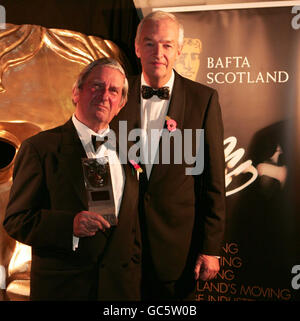 Sir Jeremy Isaacs mit seiner Auszeichnung für herausragende Leistungen mit Jon Snow bei den BAFTA Scotland Awards 2009 im Glasgow Science Center. Stockfoto