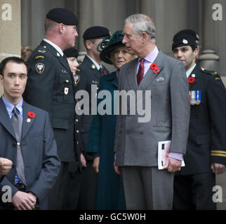 Die Gespräche des Prinzen von Wales und der Herzogin von Cornwall treffen kanadische Soldaten, nachdem sie an einem Gedenkgottesdienst in der Christ Church Cathedral, Victoria, British Columbia, teilgenommen haben. Stockfoto