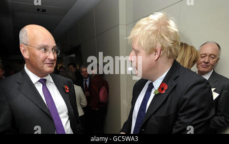 Metropolitan Police Commissioner Sir Paul Stephenson (links) der Londoner Bürgermeister Boris Johnson (Mitte) und der ehemalige Bürgermeister Ken Livingstone (rechts) bei der Londoner Evening Standard 1000 Most Influential Londoners Party im Burberry-Hauptquartier in Westminster, London. Stockfoto