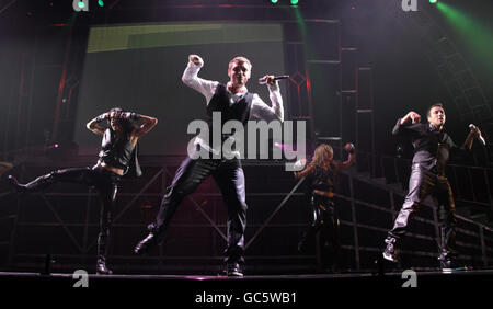 Nick Carter (Mitte) und Howie Dorough von den Backstreet Boys treten auf der Bühne der 02 Arena in Greenwich, London, auf. Stockfoto