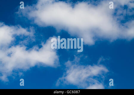 Blau bewölktem Himmelshintergrund. Stockfoto