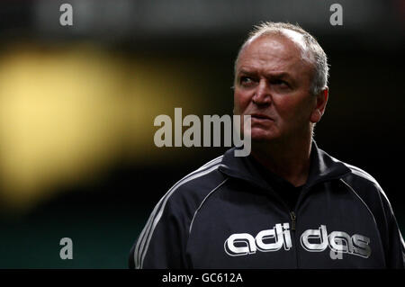 Der neuseeländische Cheftrainer Graham Henry beim Captain's Run im Millennium Stadium in Cardiff. Stockfoto