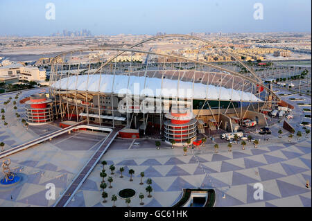 Allgemeiner Blick auf das Khalifa-Stadion vor der Kulisse von doha vor dem Training in England, Doha, Katar. Stockfoto