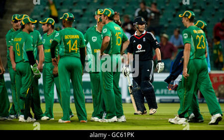 Der Engländer Jonathan Trott reagiert, nachdem er während des Twenty20 International-Spiels auf dem Wanderers Cricket Ground in Johannesburg, Südafrika, vom südafrikanischen Roelof van der Merwe aus Südafrika ausgefahren wurde. Stockfoto