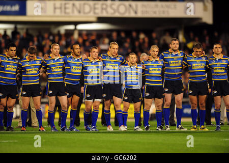 Das Team von Leeds Rhinos schließt sich der einminütigen Stille an, um an den ehemaligen Leeds-Spieler John Holmes zu erinnern, der zwanzig Jahre für den Club spielte und am 27. September 2009 an Krebs starb. (L-R) Kylie Leuluai, Danny McGuire, Scott Donald, Jamie Jones-Buchanan, Lee Smith, Carl Ablett, Rob Burrow, Matt Diskin, Jamie Peacock, Ryan Hall und Kevin Sinfield. Stockfoto