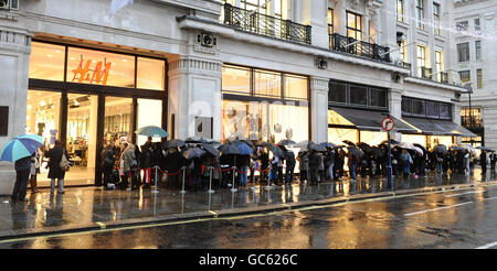 Die Schlange vor H&M in der Regent Street im Zentrum von London, als sie ihre neue Jimmy Choo-Reihe auf den Markt bringen. Stockfoto