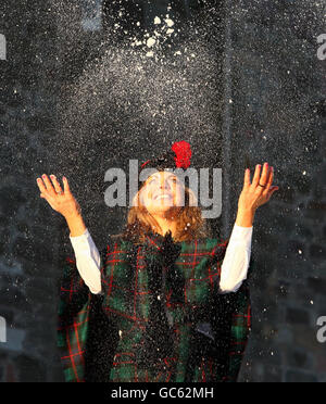 Nicola Meston trägt den neuen Red Hackle Tartan und spielt im Schnee bei der Enthüllung des Tartans im Balhousie Castle Museum des Black Watch Regiment in Perth am jährlichen Red Hackle Day des Regiments. Stockfoto