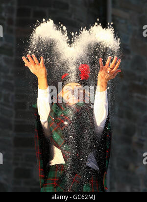 Nicola Meston trägt den neuen Red Hackle Tartan und spielt im Schnee bei der Enthüllung des Tartans im Balhousie Castle Museum des Black Watch Regiment in Perth am jährlichen Red Hackle Day des Regiments. Stockfoto