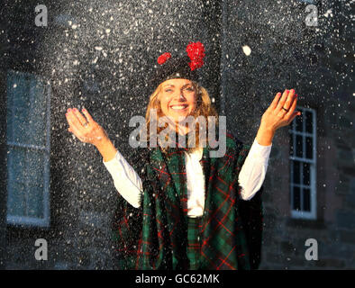 Nicola Meston trägt den neuen Red Hackle Tartan und spielt im Schnee bei der Enthüllung des Tartans im Balhousie Castle Museum des Black Watch Regiment in Perth am jährlichen Red Hackle Day des Regiments. Stockfoto