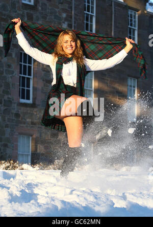 Nicola Meston trägt den neuen Red Hackle Tartan und spielt im Schnee bei der Enthüllung des Tartans im Balhousie Castle Museum des Black Watch Regiment in Perth am jährlichen Red Hackle Day des Regiments. Stockfoto