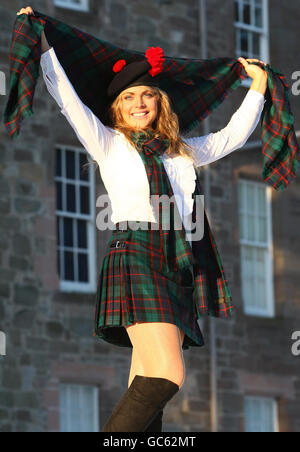 Nicola Meston trägt den neuen Red Hackle Tartan bei der Enthüllung des Tartans im Balhousie Castle Museum des Black Watch Regiment in Perth am jährlichen Red Hackle Day des Regiments. Stockfoto