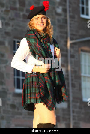 Nicola Meston trägt den neuen Red Hackle Tartan bei der Enthüllung des Tartans im Balhousie Castle Museum des Black Watch Regiment in Perth am jährlichen Red Hackle Day des Regiments. Stockfoto