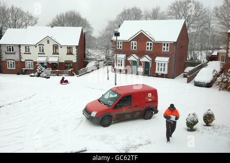 Ein Postbote liefert Post im Schnee in der Nähe der Stadt Bewdley in Worcestershire. Stockfoto